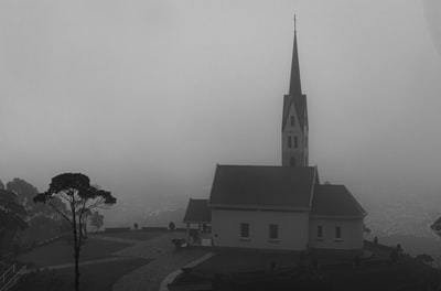 大教堂的灰阶摄影